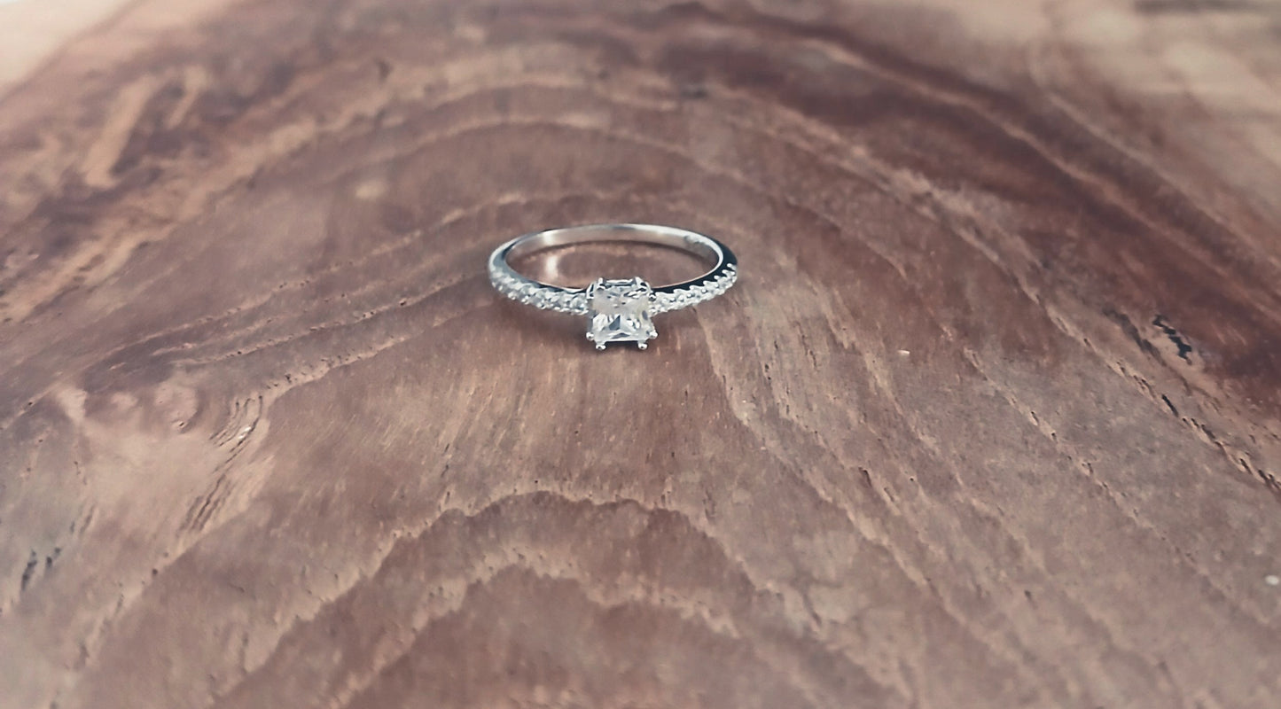 Bague fine carrée