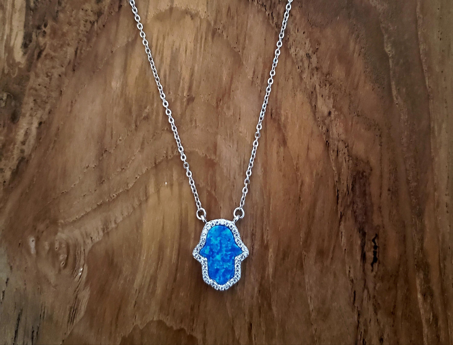 Collier main opale bleu