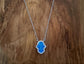 Collier main opale bleu